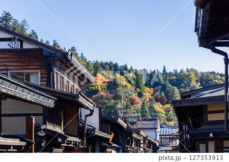 Traditional Edo-style wooden buildings in Kamisannomachi, Takayama, Japan Traditional Edo-style wooden buildings in Kamisannomachi, Takayama, Japan 127353913