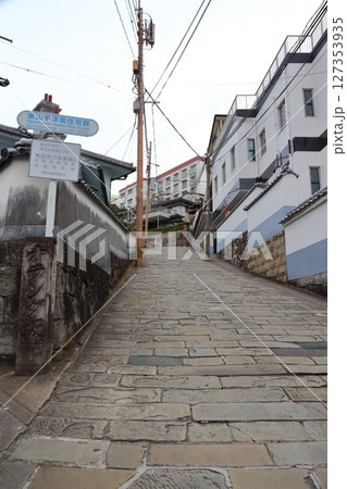 石畳の坂道 東山手用数住宅街 オランダ坂（長崎県長崎市） 127353935