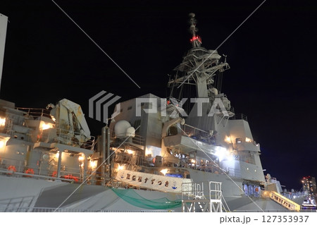 長崎港の長崎水辺の森公園前に寄港中の護衛案すずつき 127353937