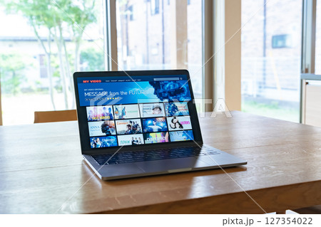 ノートパソコンと動画配信サービス 127354022