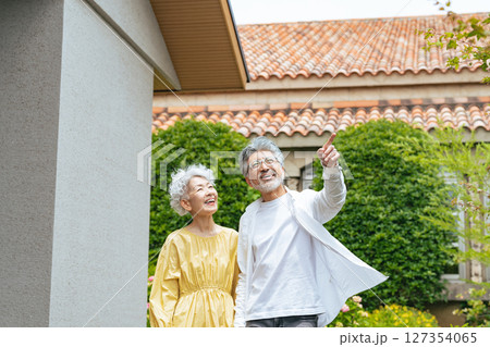リゾートを観光するシニアカップル 127354065