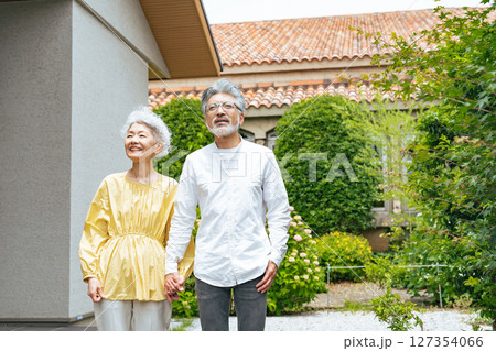 リゾートを観光するシニアカップル 127354066