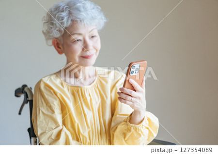スマホを見るシニア女性 127354089