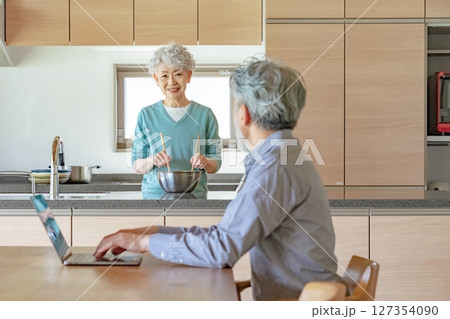 ダイニングでくつろぐシニアカップル ダイニングでくつろぐシニアカップル 127354090