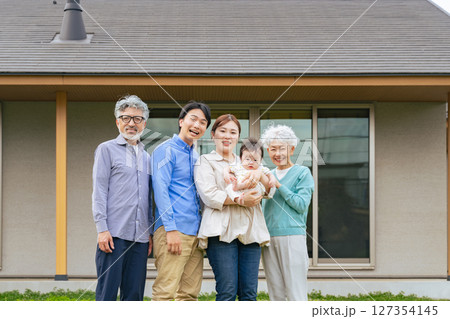 住宅の前で赤ちゃんを笑顔で囲む三世代家族の集合写真 住宅の前で赤ちゃんを笑顔で囲む三世代家族の集合写真 127354145