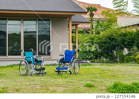 住宅の前に置かれた二つの車椅子 127354146