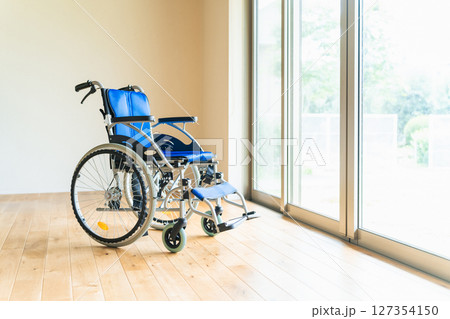 室内に置かれた車椅子 室内に置かれた車椅子 127354150