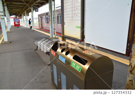 JR北海道、苫小牧駅から南千歳駅までの普通電車風景(2023年夏) 127354332