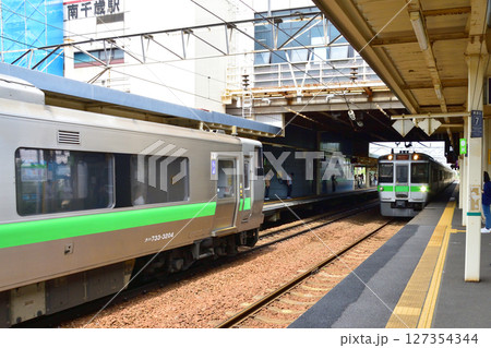 JR北海道、苫小牧駅から南千歳駅までの普通電車風景(2023年夏) JR北海道、苫小牧駅から南千歳駅までの普通電車風景(2023年夏) 127354344