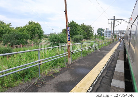 JR北海道、苫小牧駅から南千歳駅までの普通電車風景(2023年夏) 127354346