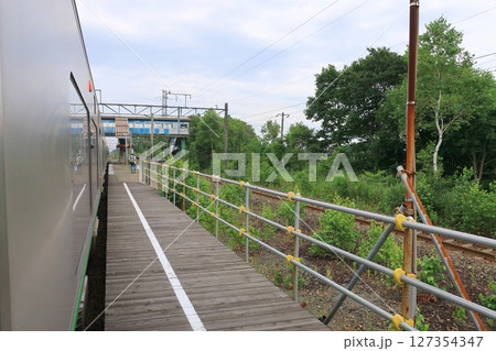 JR北海道、苫小牧駅から南千歳駅までの普通電車風景(2023年夏) 127354347