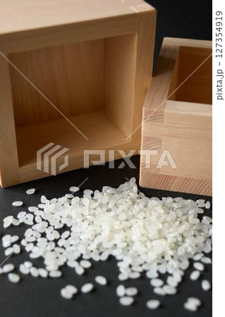 こぼれた少しのコメと2つの空の升 127354919