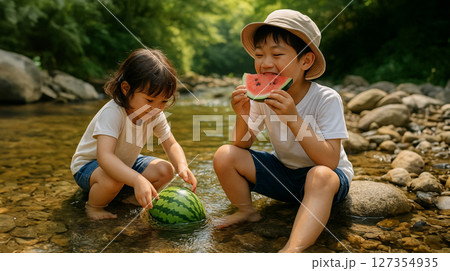 川とスイカと夏の思い出 127354935