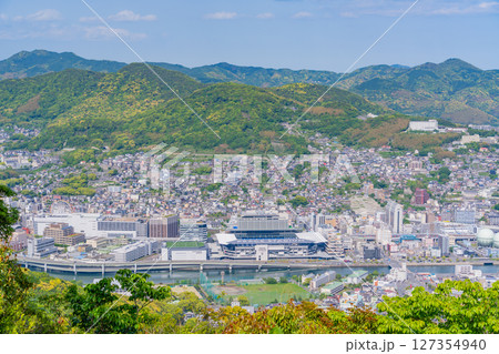 （長崎県）稲佐山山頂展望台から見た長崎の街並み 127354940