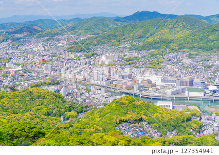 （長崎県）稲佐山山頂展望台から見た長崎の街並み 127354941