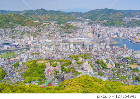 (長崎県)稲佐山山頂展望台から見た長崎の街並み (長崎県)稲佐山山頂展望台から見た長崎の街並み 127354943
