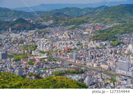 （長崎県）稲佐山山頂展望台から見た長崎の街並み 127354944