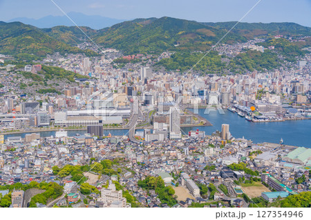 （長崎県）稲佐山山頂展望台から見た長崎の街並み 127354946