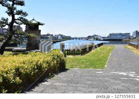 名古屋市熱田区　宮の渡し公園（七里の渡し跡）の熱田湊常夜灯と七里の渡し石柱と観光案内板 127355631