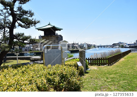 名古屋市熱田区　宮の渡し公園（七里の渡し跡）の熱田湊常夜灯と七里の渡し石柱と観光案内板 127355633