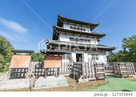青森県弘前市　東北唯一の現存天守　夏の青空と弘前城天守 127355648
