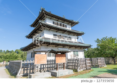 青森県弘前市 東北唯一の現存天守 夏の青空と弘前城天守 青森県弘前市 東北唯一の現存天守 夏の青空と弘前城天守 127355650