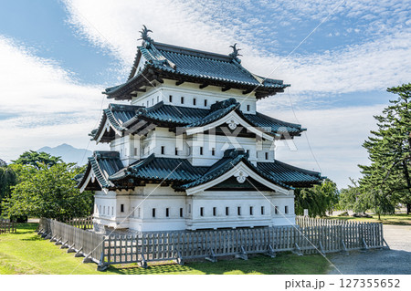 青森県弘前市　東北唯一の現存天守　夏の青空と弘前城天守 127355652