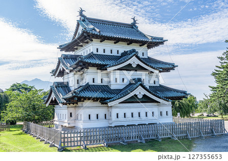 青森県弘前市 東北唯一の現存天守 夏の青空と弘前城天守 青森県弘前市 東北唯一の現存天守 夏の青空と弘前城天守 127355653