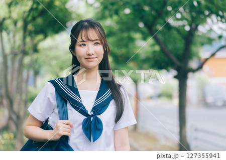 通学中の夏服の女子高生 通学中の夏服の女子高生 127355941
