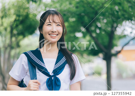 通学中の夏服の女子高生 通学中の夏服の女子高生 127355942