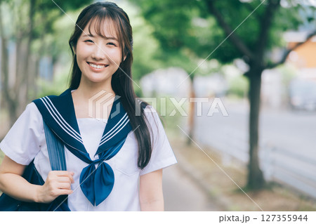 通学中の夏服の女子高生 127355944