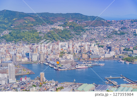 (長崎県)稲佐山山頂展望台から見た長崎港と街並み (長崎県)稲佐山山頂展望台から見た長崎港と街並み 127355984