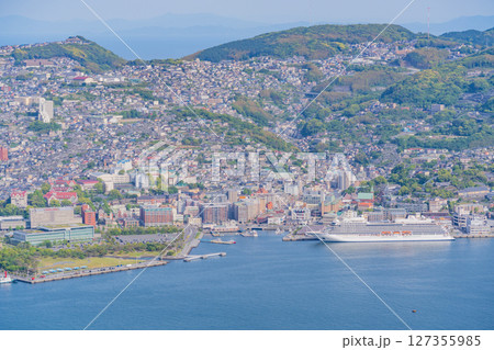 （長崎県）稲佐山山頂展望台から見た長崎港と街並み 127355985