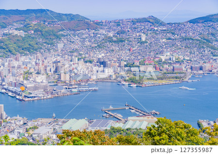 （長崎県）稲佐山山頂展望台から見た長崎港と街並み 127355987