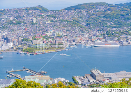 （長崎県）稲佐山山頂展望台から見た長崎港と街並み 127355988