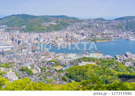 （長崎県）稲佐山山頂展望台から見た長崎港と街並み 127355990