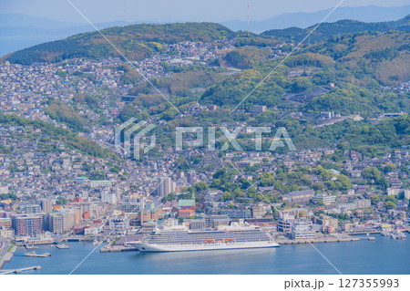 （長崎県）稲佐山山頂展望台から見た長崎港と街並み 127355993