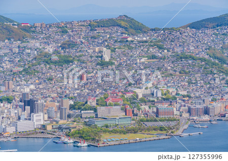 (長崎県)稲佐山山頂展望台から見た長崎港と街並み (長崎県)稲佐山山頂展望台から見た長崎港と街並み 127355996