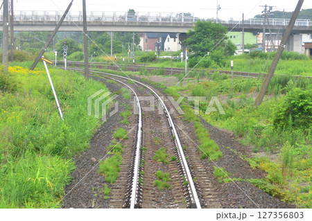 JR北海道、石勝線の追分駅から新夕張駅までの普通列車風景(2023年夏) 127356803
