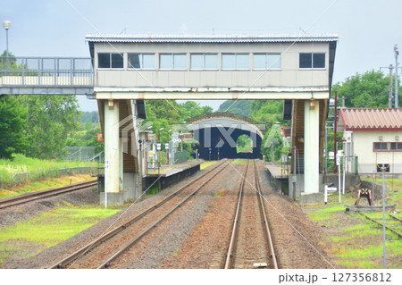 JR北海道、石勝線の追分駅から新夕張駅までの普通列車風景(2023年夏) 127356812