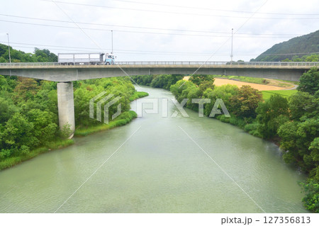 JR北海道、石勝線の追分駅から新夕張駅までの普通列車風景(2023年夏) 127356813