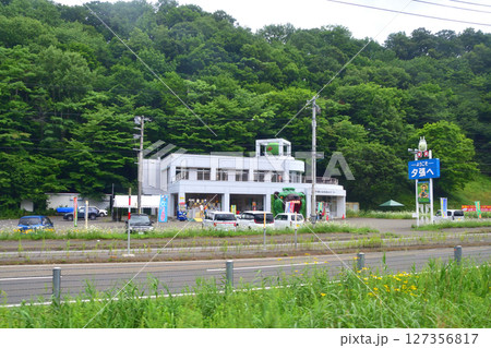 JR北海道、石勝線の追分駅から新夕張駅までの普通列車風景(2023年夏) 127356817