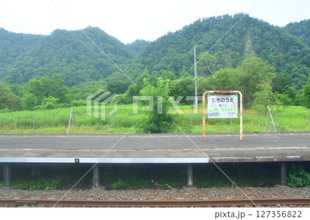 JR北海道、石勝線の追分駅から新夕張駅までの普通列車風景(2023年夏) 127356822