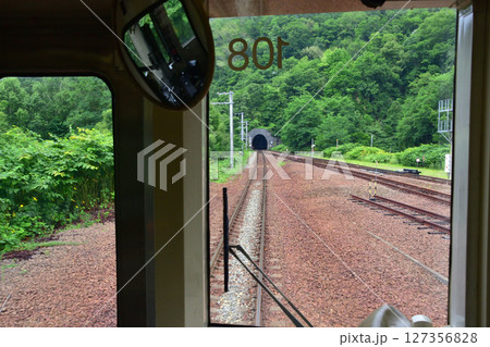 JR北海道、石勝線の追分駅から新夕張駅までの普通列車風景(2023年夏) 127356828