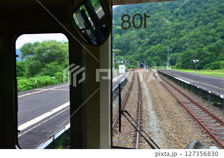 JR北海道、石勝線の追分駅から新夕張駅までの普通列車風景(2023年夏) 127356830