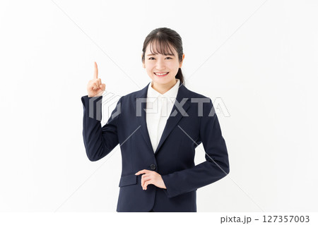 ビジネスウーマン 若い女性 指差し ビジネスウーマン 若い女性 指差し 127357003