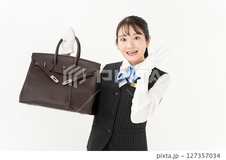 制服の女性　鑑定　買取り　驚く 127357034