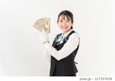 お金を持つ女性 127357039