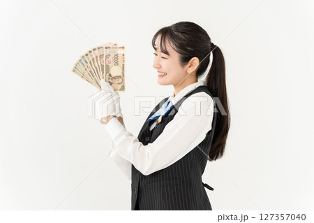 お金を持つ女性 127357040
