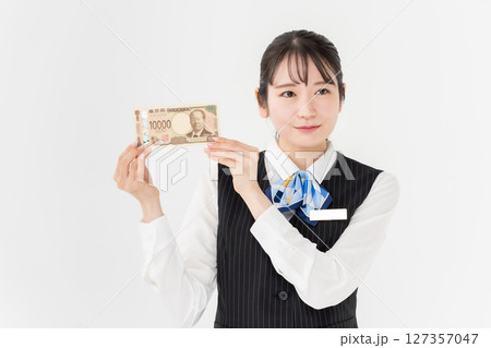お金を持つ女性 127357047